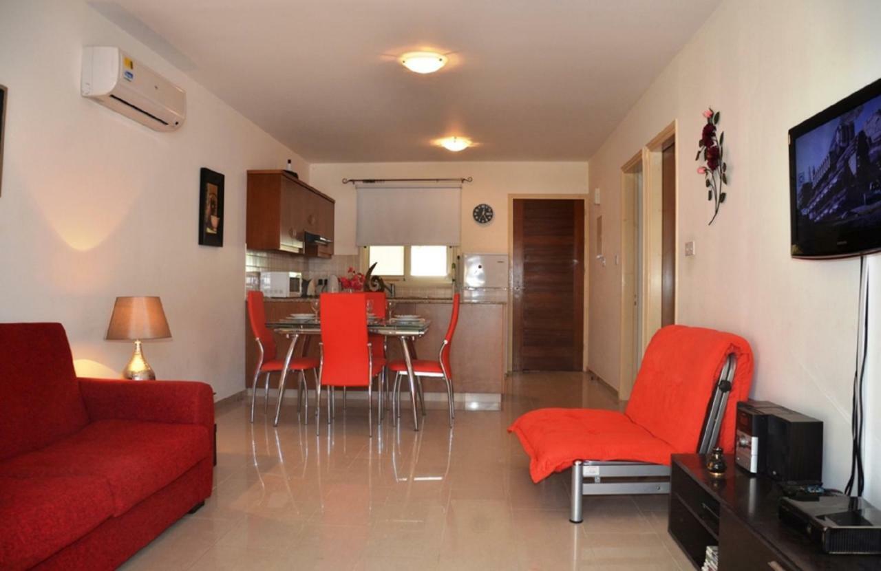 Ground Floor One Bedroom B2, 3 Pools, Free Wifi דירה